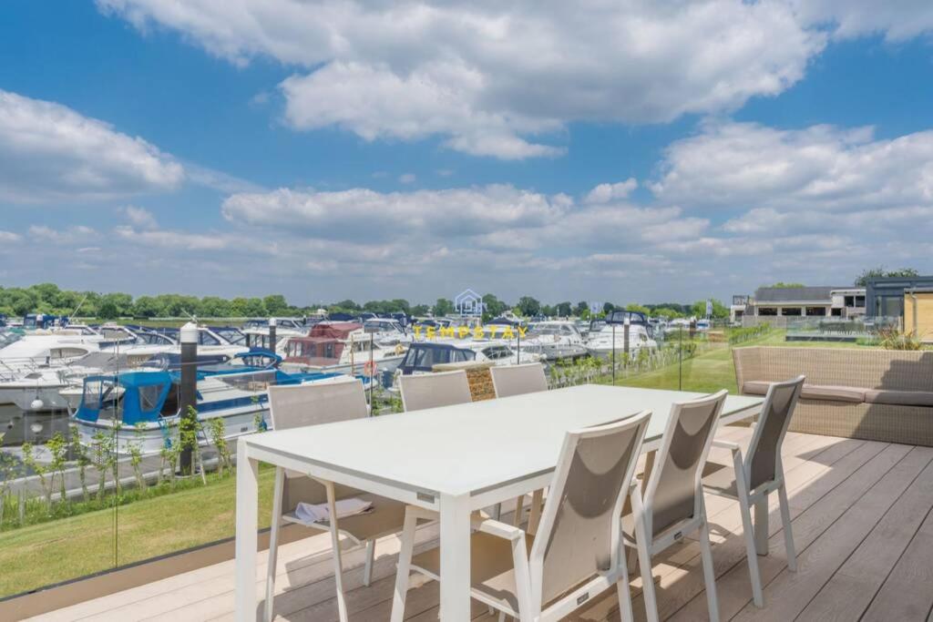 LUXURY LODGE RIVER THAMES - WINDSOR MARINA - PARKING