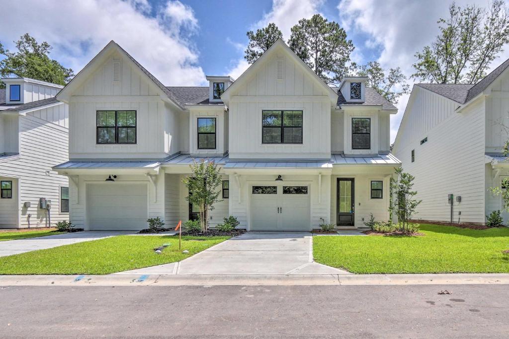 Modern Hilton Head Townhome about 4 Mi to Beach!