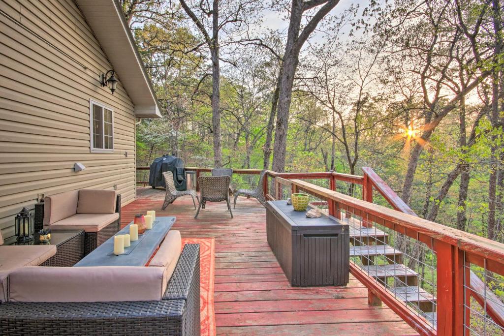 Secluded Ozark Mtn Cottage with Wraparound Deck