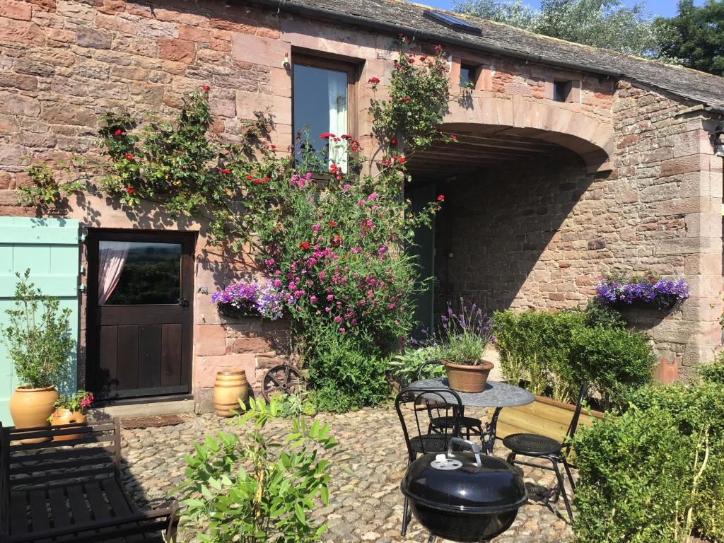 Historic converted byre in courtyard of 16C house (Caldbeck) 