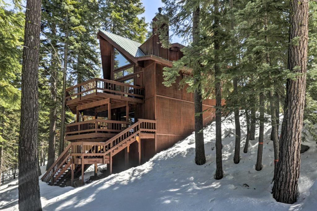 Modern Tahoe Donner Retreat with Deck and Grill! (Truckee) 