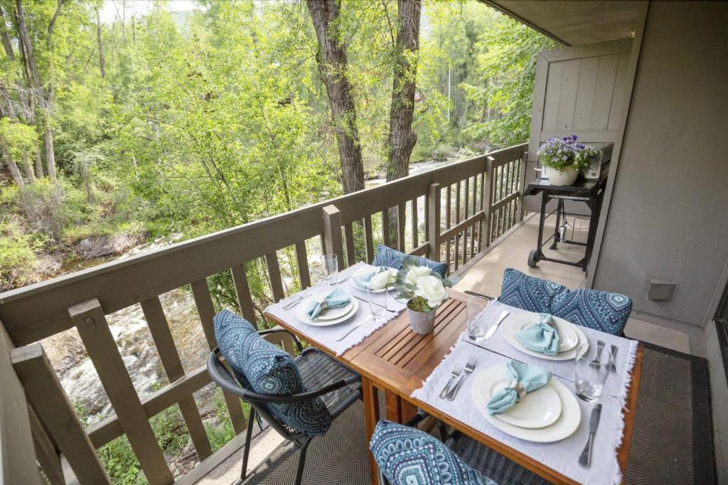 Riverfront 2 BR - Steps to Town & Gondola (Aspen) 