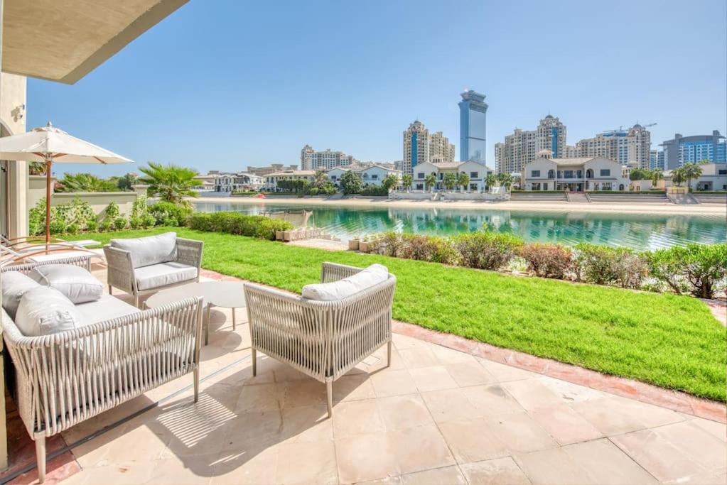 SOL Living - Chic 5BR Garden Villa w/Pool & Beach in Palm Jumeirah