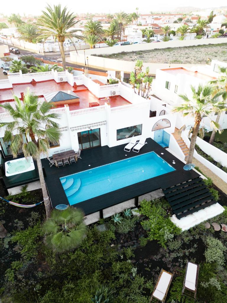 Villa Los Flamencos by Veaco- Beachfront & pool