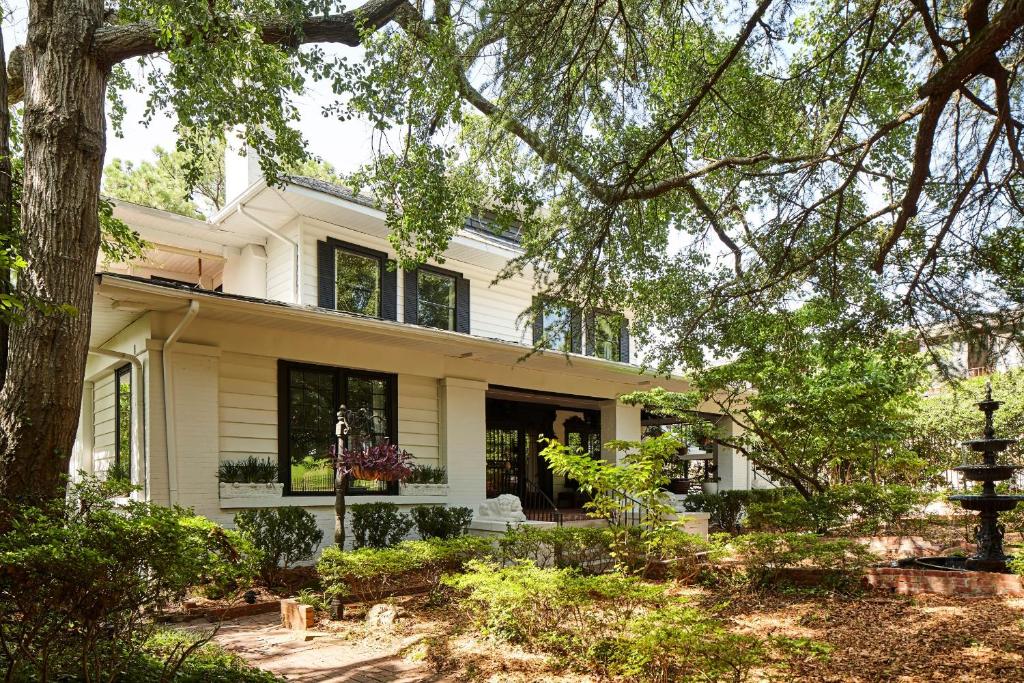 Eden Brae: Historic Southern Gothic Mansion (Birmingham) 