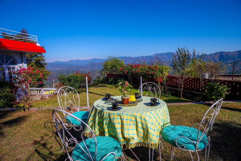 StayVista at Misty Mountains Cottage with valley view and Lawn