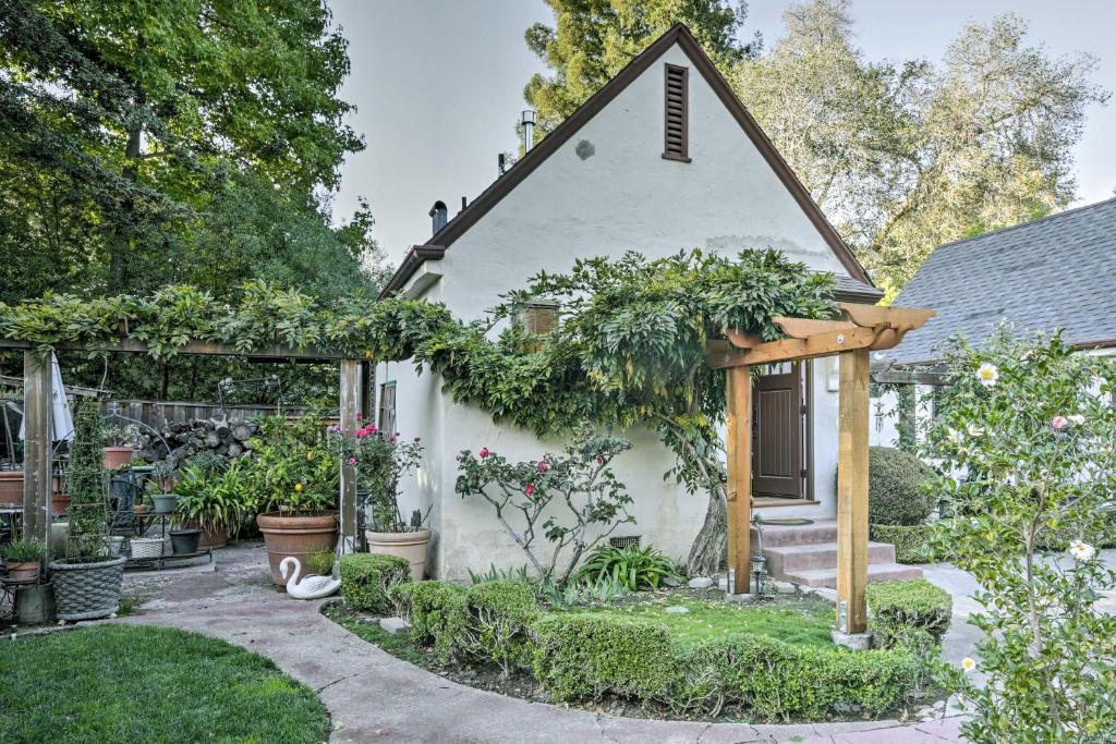 Updated Menlo Park English Tudor Garden Cottage! (Menlo Park) 