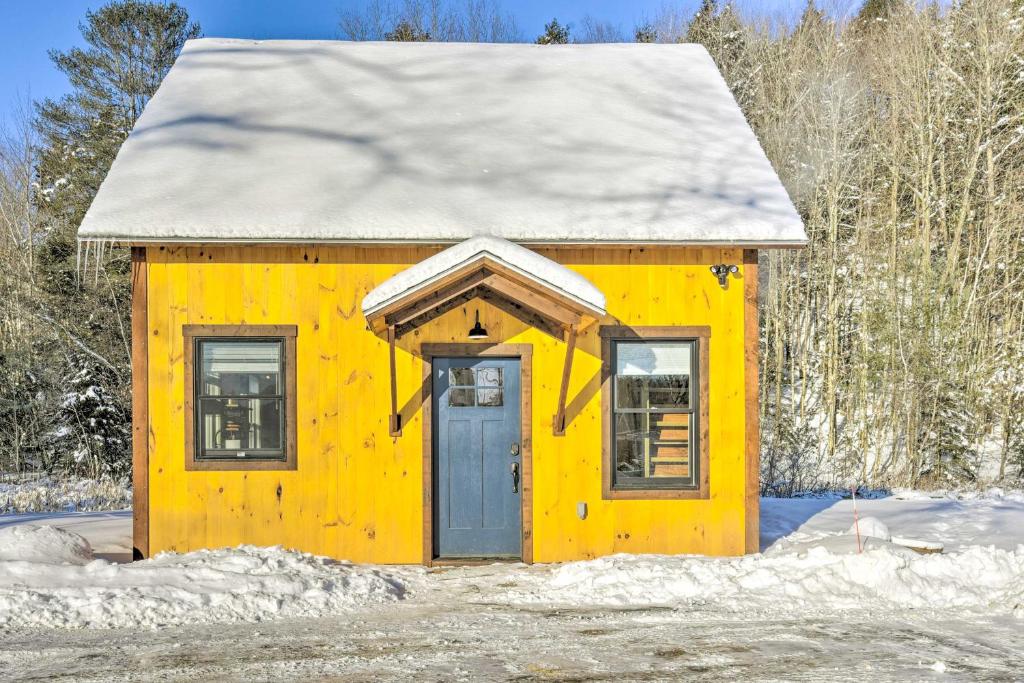 Cozy Cabin with Yard about 6 Mi to Stowe Mountain!