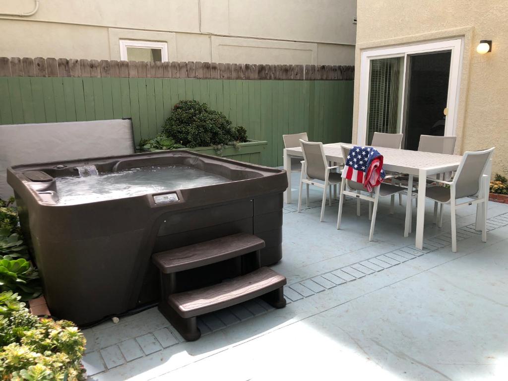 256 Americana (Huntington Beach) 