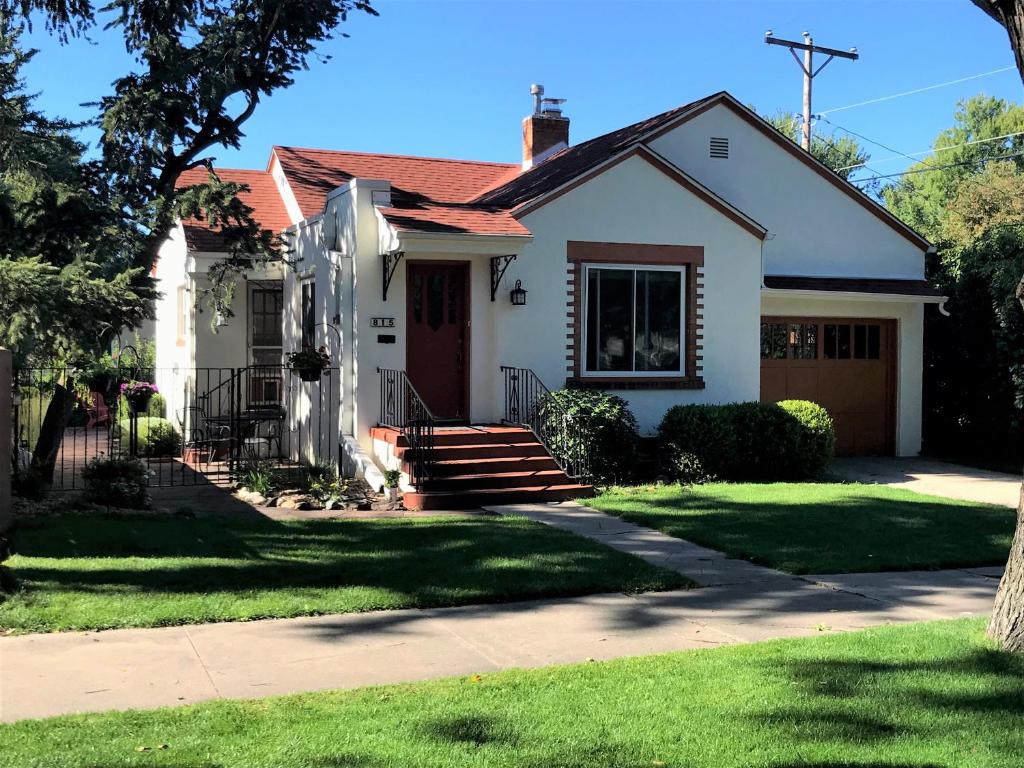 Charming remodeled golf course area home