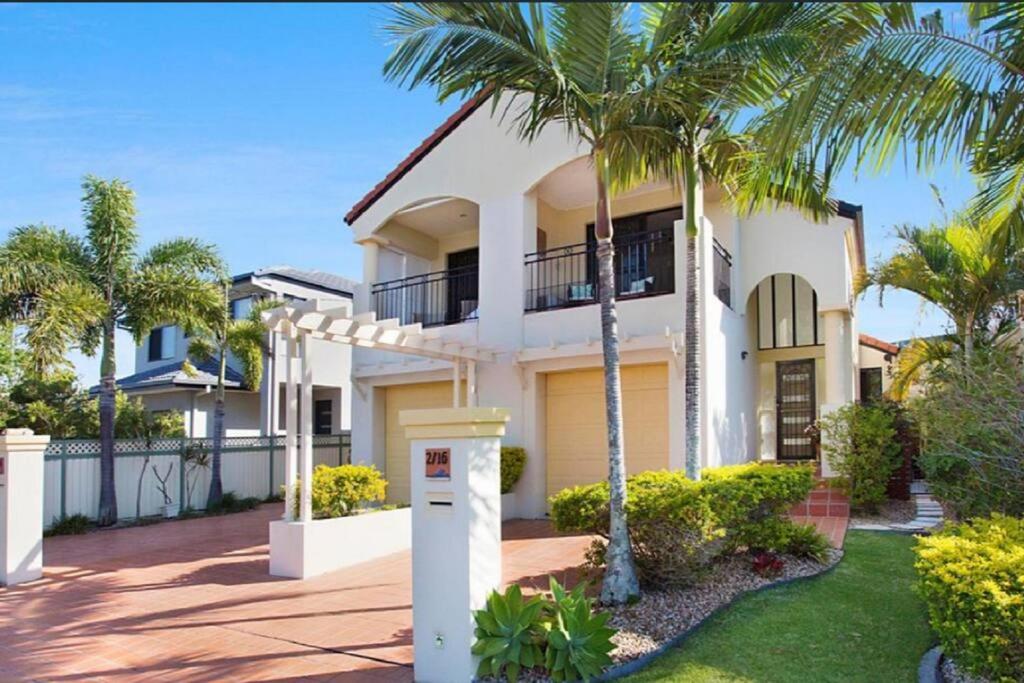 Dog Friendly Home close to Burleigh Beach.