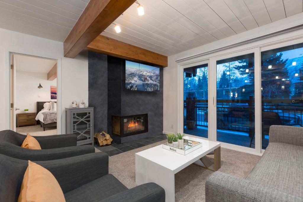 Updated 2 BR - Steps to Gondola & Lift 1A - Hot Tub (Aspen) 