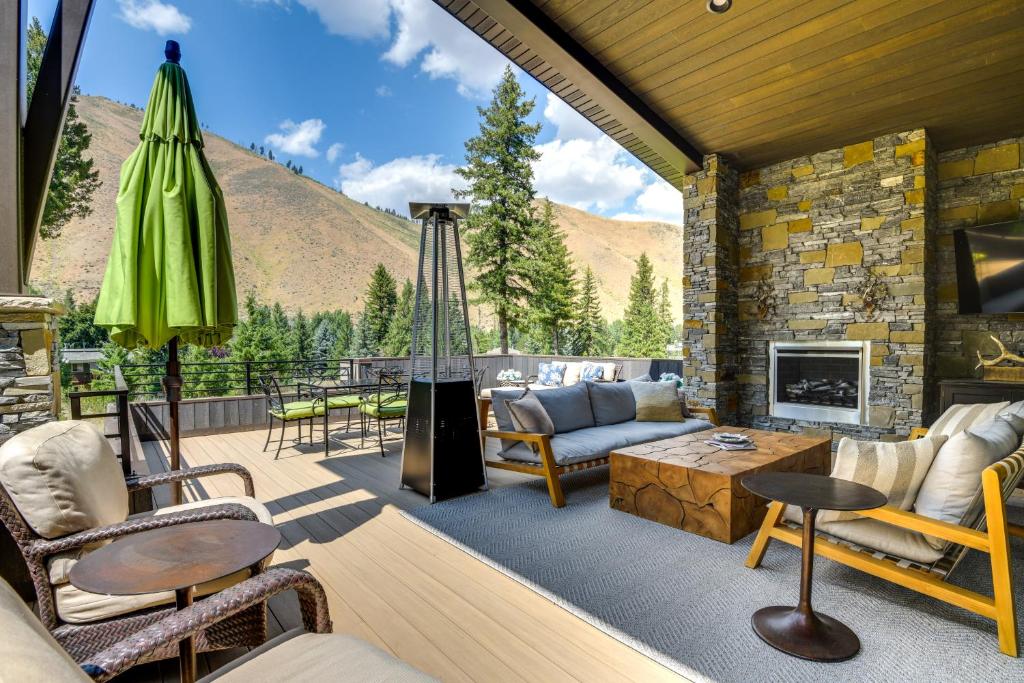 Luxury Alpine Home with Hot Tub 1 Mi to Sun Valley!