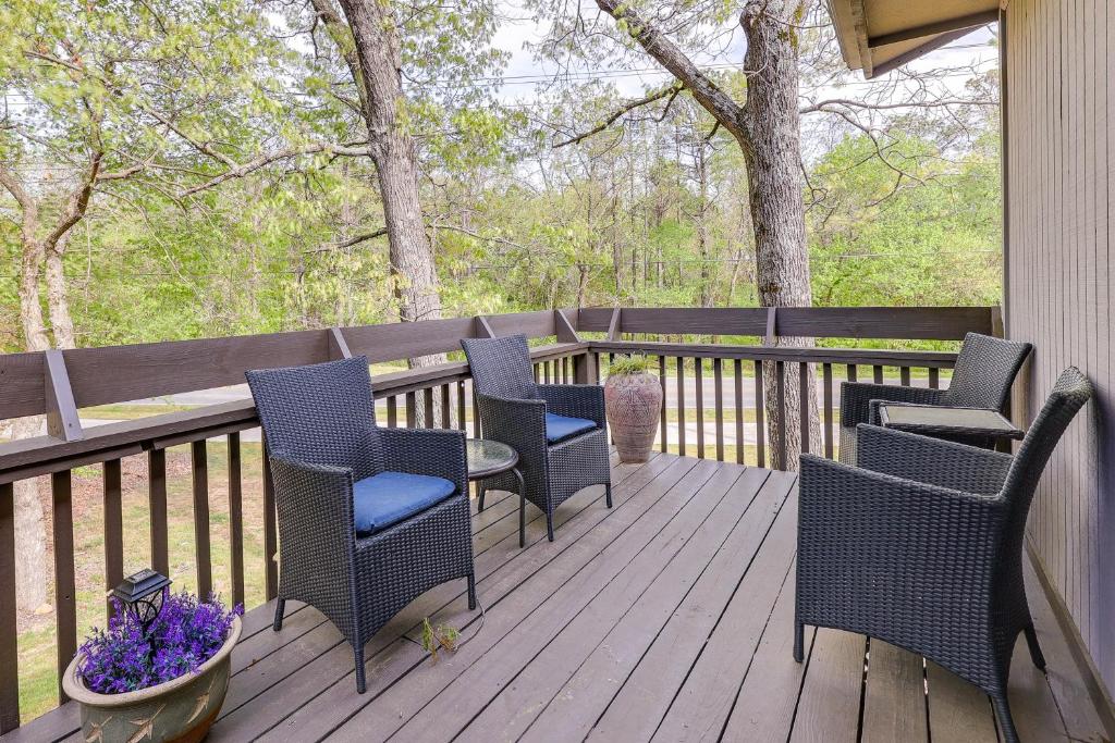 Bella Vista Townhome with Deck Near Back 40 Trails!